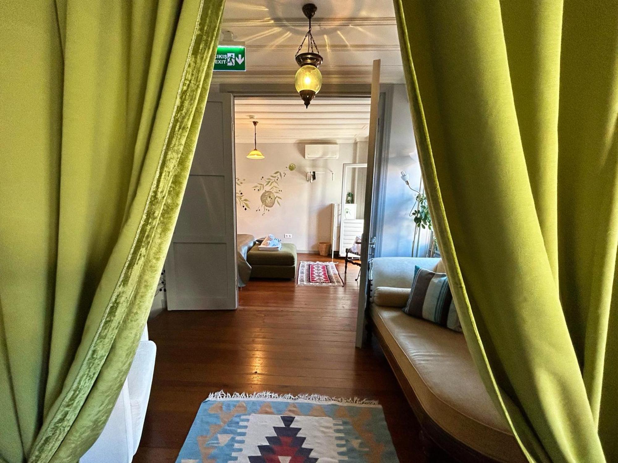 Tilas - Rooms In 19Th Century Wooden Townhouse,Kadikoy Istambul Extérieur photo